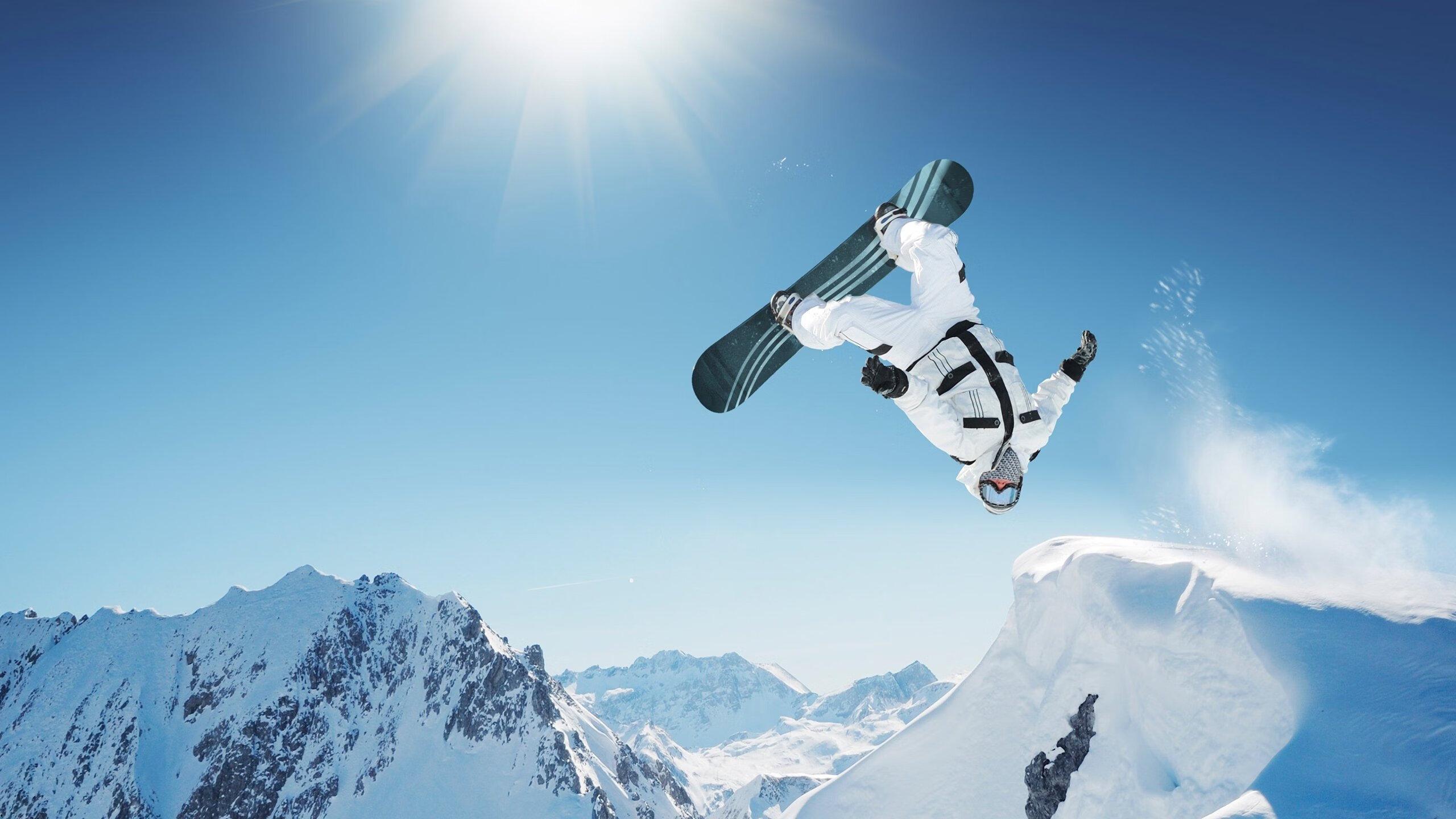 国际帆船赛激战正酣,顶尖选手逐浪争锋